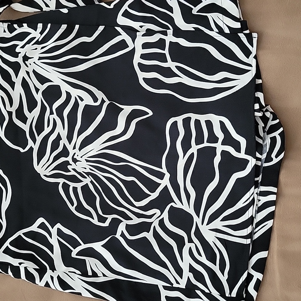 Nine West -Black and White Floral Skort - M